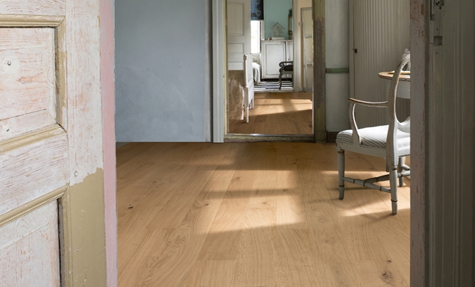 Паркетная доска Kahrs Новая классика Дуб Белый Nouveau White 151L8AEK1DKW240 Lively 2420×187×15 фото в интерьере